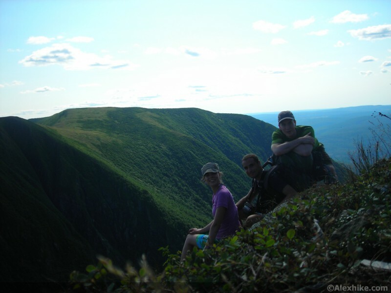Alex, Sami et Sarah au sommet du Mont Fortin