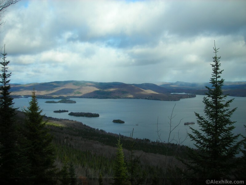 Vue vers le lac Ouareau tout près du sommet
